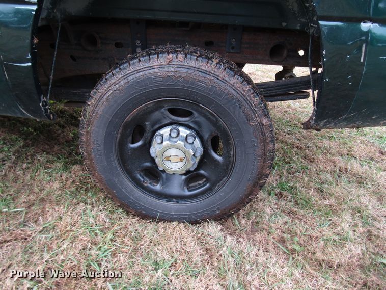 image for item DG6672 2003 Chevrolet Silverado 1500HD Crew Cab pickup truck