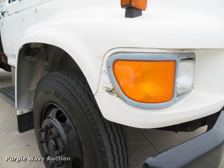 image for item DH1631 1995 Ford F700 flatbed truck