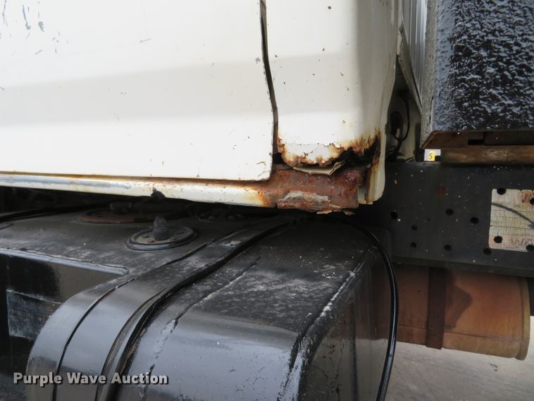 image for item DH1631 1995 Ford F700 flatbed truck