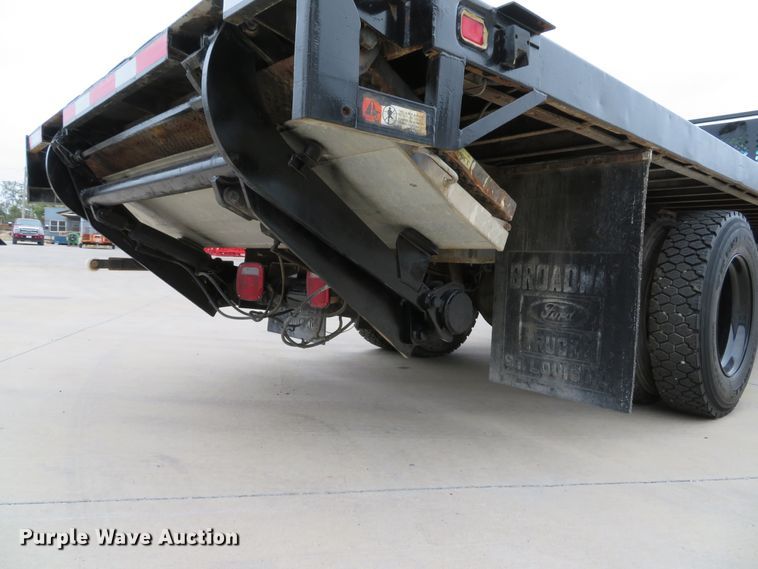 image for item DH1631 1995 Ford F700 flatbed truck