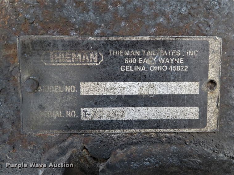 image for item DH1631 1995 Ford F700 flatbed truck