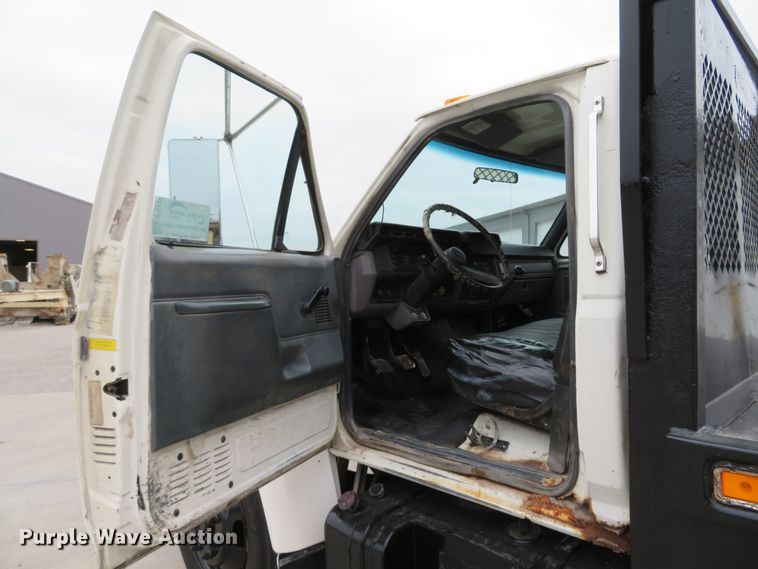 image for item DH1631 1995 Ford F700 flatbed truck