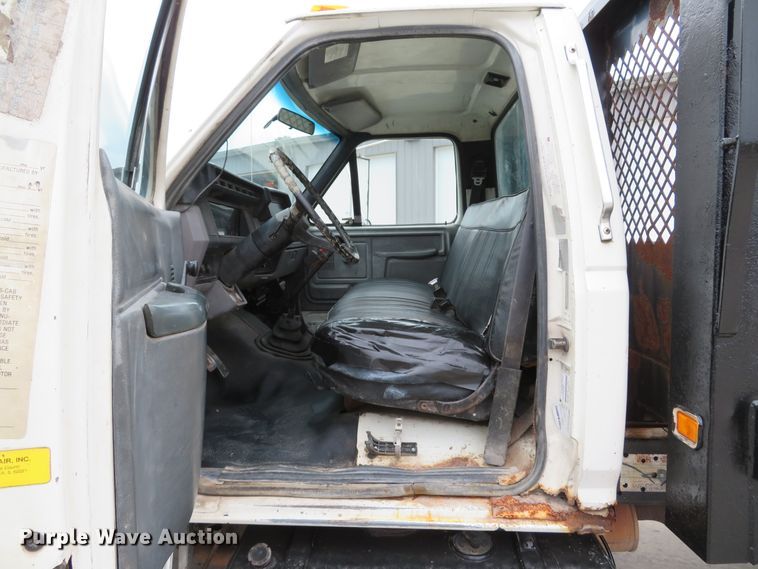 image for item DH1631 1995 Ford F700 flatbed truck