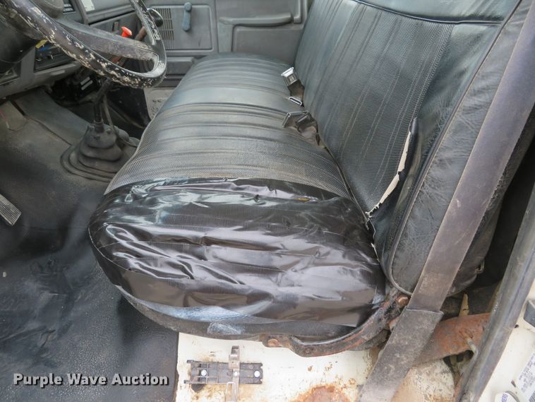 image for item DH1631 1995 Ford F700 flatbed truck