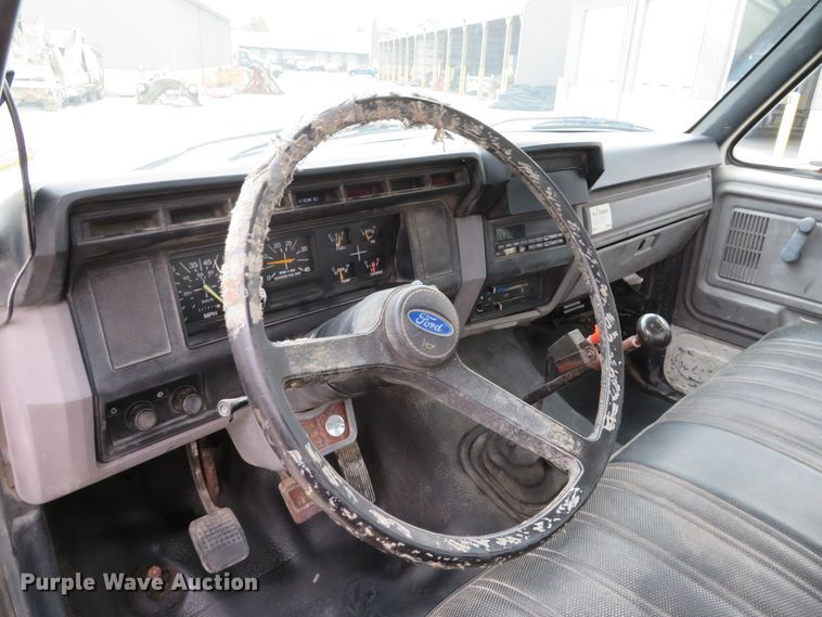 image for item DH1631 1995 Ford F700 flatbed truck