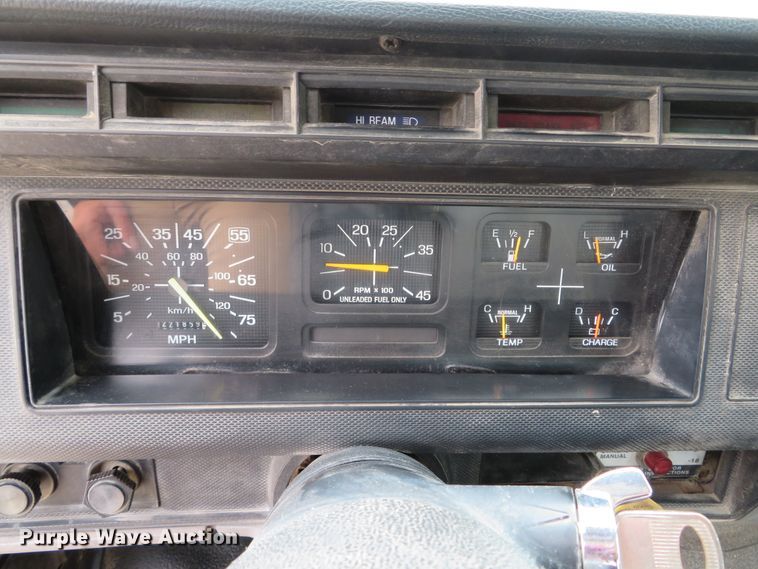 image for item DH1631 1995 Ford F700 flatbed truck