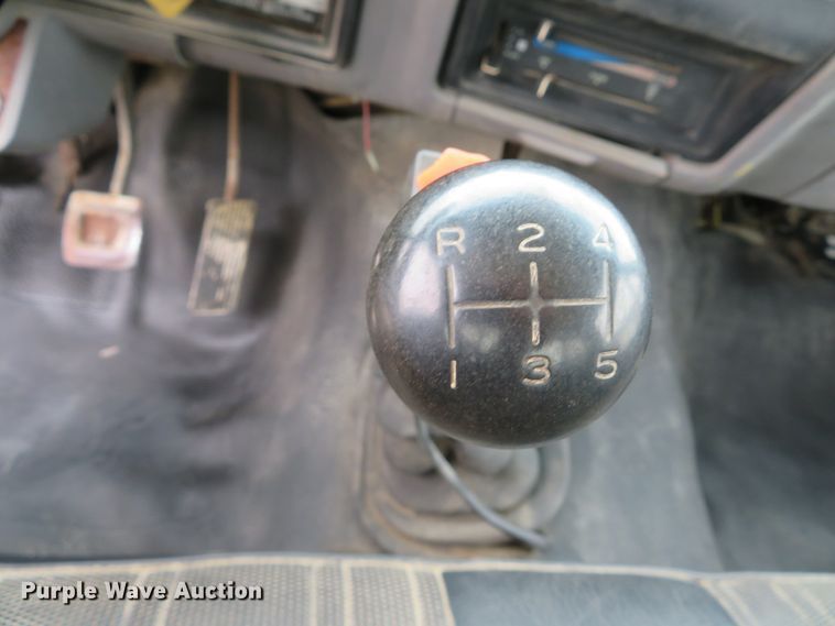 image for item DH1631 1995 Ford F700 flatbed truck