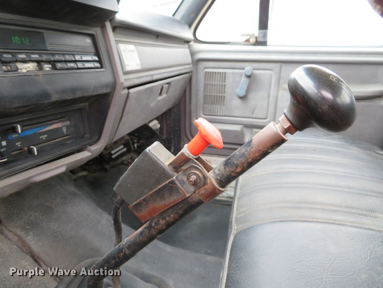 image for item DH1631 1995 Ford F700 flatbed truck