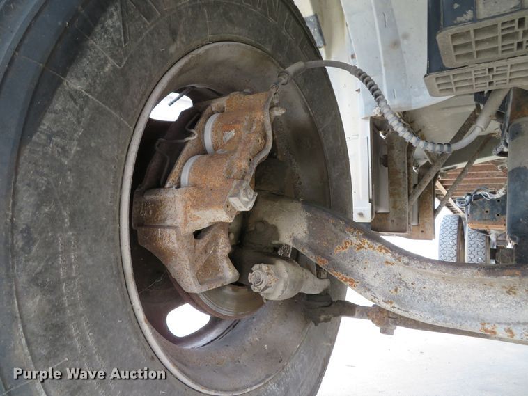 image for item DH1631 1995 Ford F700 flatbed truck