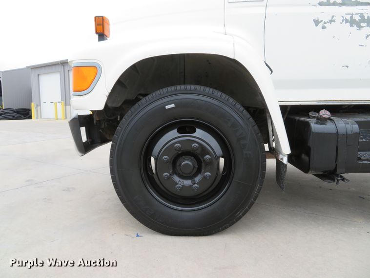 image for item DH1631 1995 Ford F700 flatbed truck