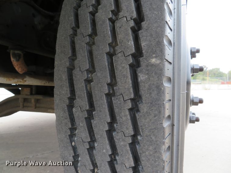 image for item DH1631 1995 Ford F700 flatbed truck