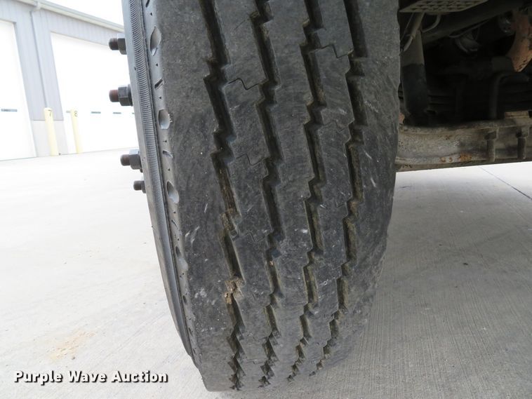 image for item DH1631 1995 Ford F700 flatbed truck