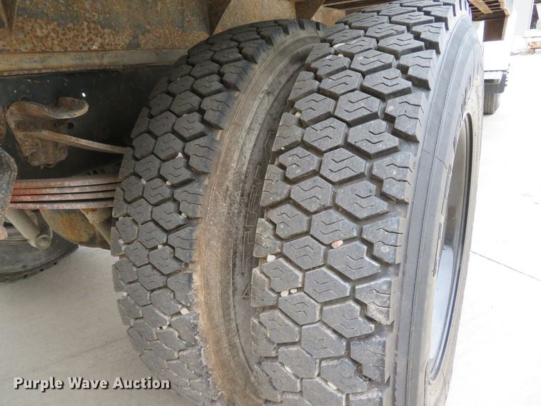 image for item DH1631 1995 Ford F700 flatbed truck