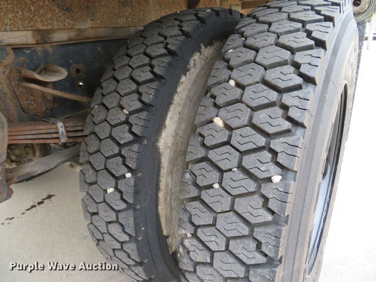 image for item DH1631 1995 Ford F700 flatbed truck