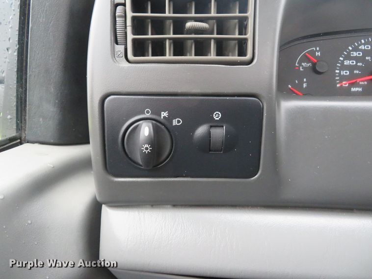 image for item DH1653 2004 Ford F250 Super Duty XL pickup truck