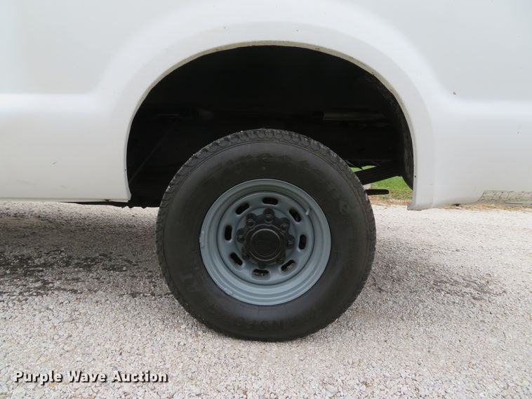 image for item DH1653 2004 Ford F250 Super Duty XL pickup truck