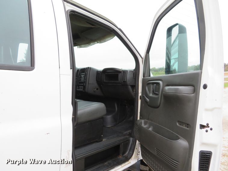 image for item DH1658 2005 Chevrolet C4500 Crew Cab dump truck