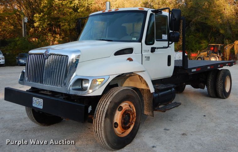 image for item DH2191 2004 International 7300 flatbed truck
