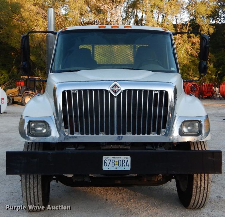 image for item DH2191 2004 International 7300 flatbed truck