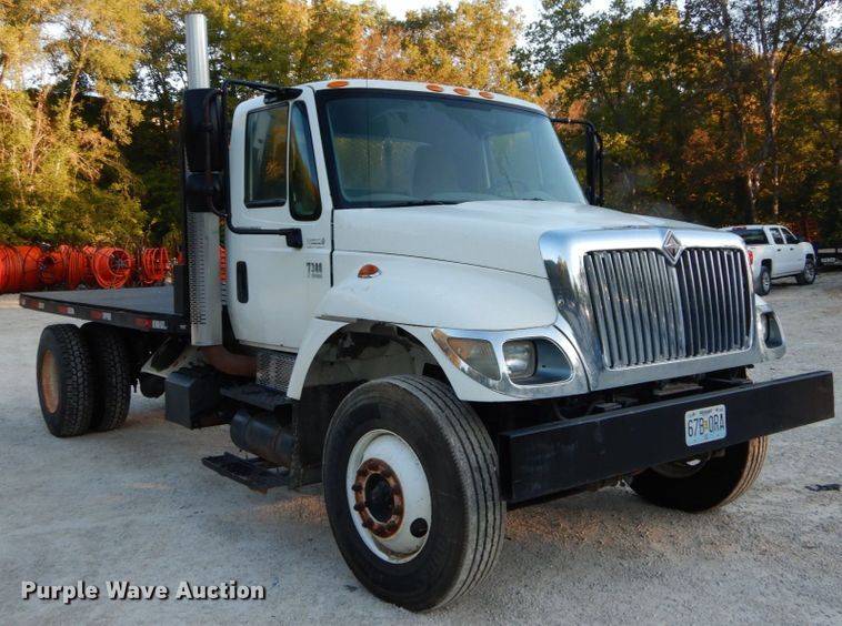 image for item DH2191 2004 International 7300 flatbed truck