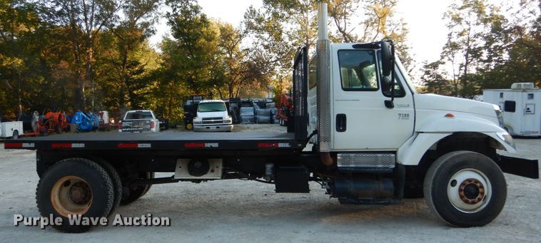 image for item DH2191 2004 International 7300 flatbed truck
