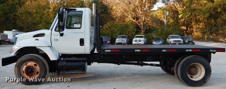 image for item DH2191 2004 International 7300 flatbed truck