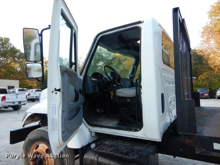 image for item DH2191 2004 International 7300 flatbed truck