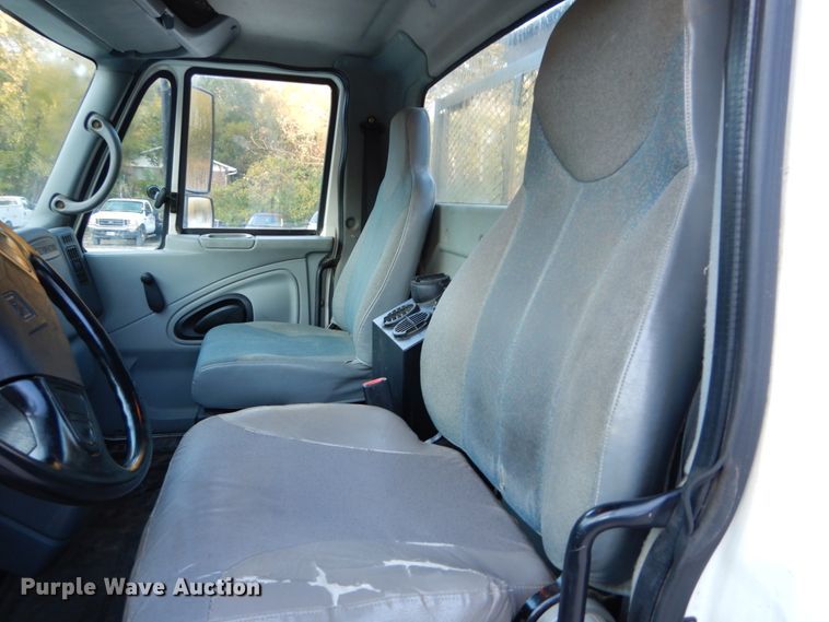 image for item DH2191 2004 International 7300 flatbed truck