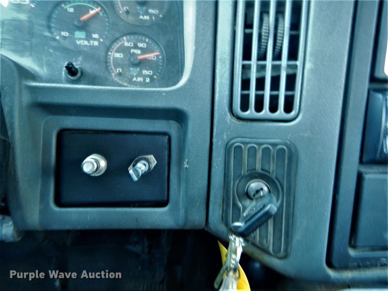 image for item DH2191 2004 International 7300 flatbed truck