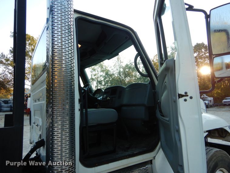 image for item DH2191 2004 International 7300 flatbed truck