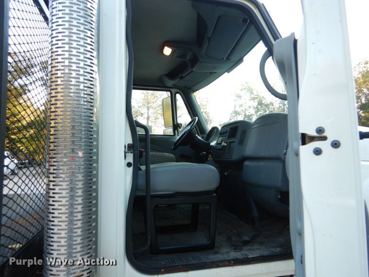 image for item DH2191 2004 International 7300 flatbed truck