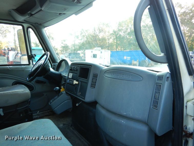 image for item DH2191 2004 International 7300 flatbed truck