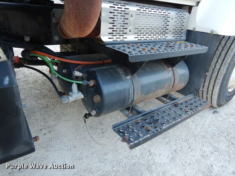 image for item DH2191 2004 International 7300 flatbed truck