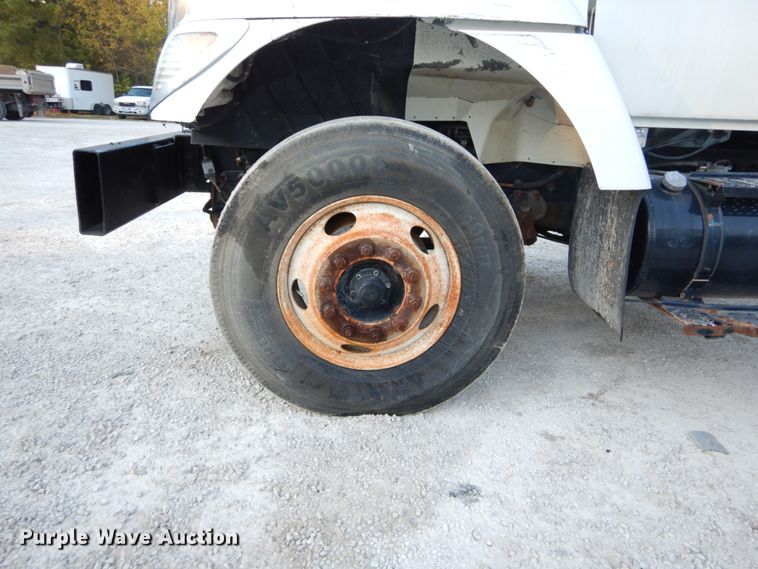 image for item DH2191 2004 International 7300 flatbed truck