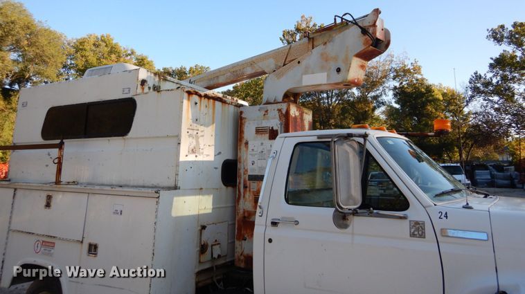 image for item DH2192 1996 Ford F700 bucket truck