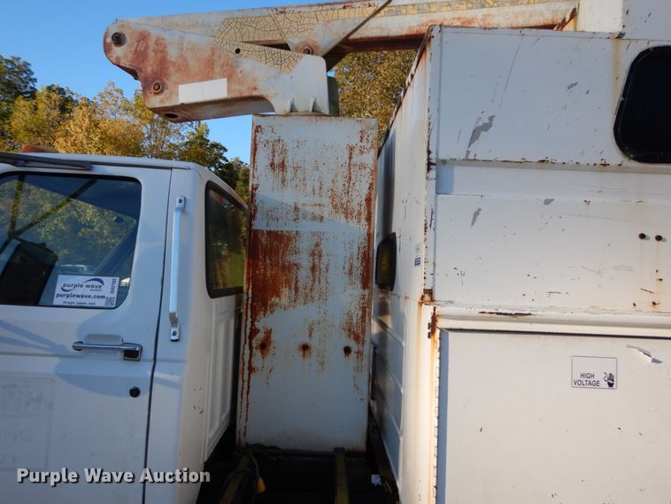 image for item DH2192 1996 Ford F700 bucket truck