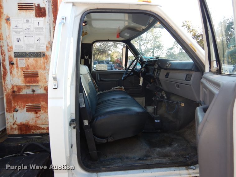 image for item DH2192 1996 Ford F700 bucket truck