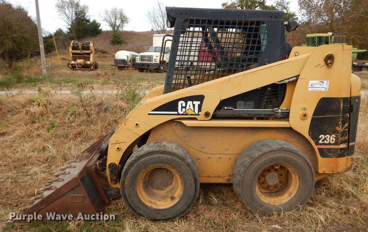 image for item DH2660 2000 Caterpillar 236 skid steer