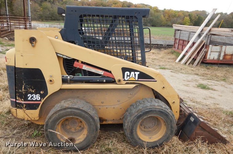 image for item DH2660 2000 Caterpillar 236 skid steer