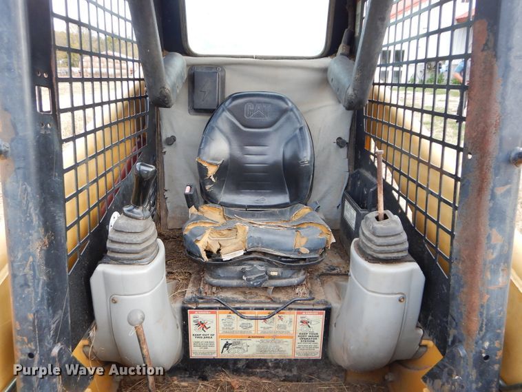 image for item DH2660 2000 Caterpillar 236 skid steer