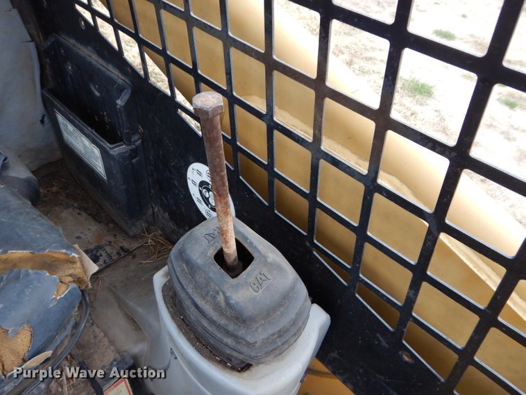 image for item DH2660 2000 Caterpillar 236 skid steer