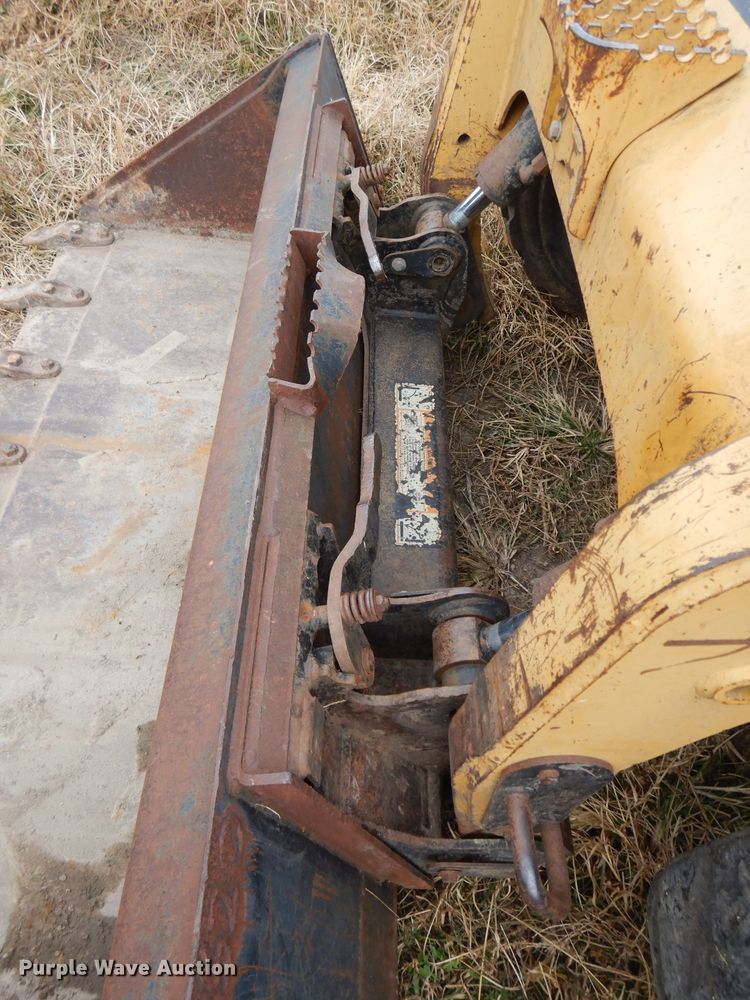 image for item DH2660 2000 Caterpillar 236 skid steer