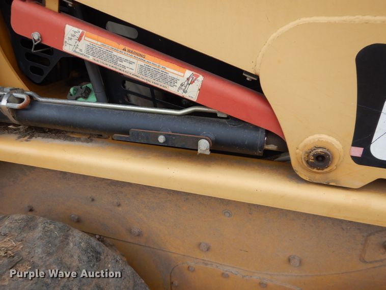 image for item DH2660 2000 Caterpillar 236 skid steer