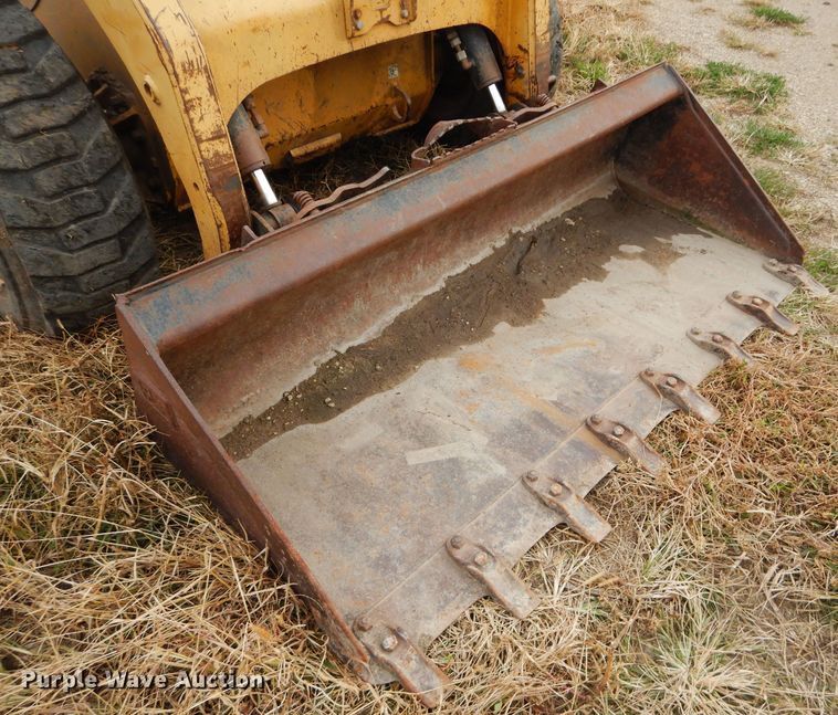 image for item DH2660 2000 Caterpillar 236 skid steer