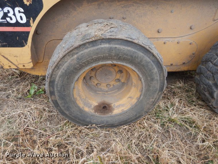 image for item DH2660 2000 Caterpillar 236 skid steer