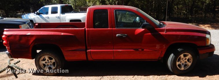image for item DH3613 2006 Dodge Dakota Club Cab pickup truck