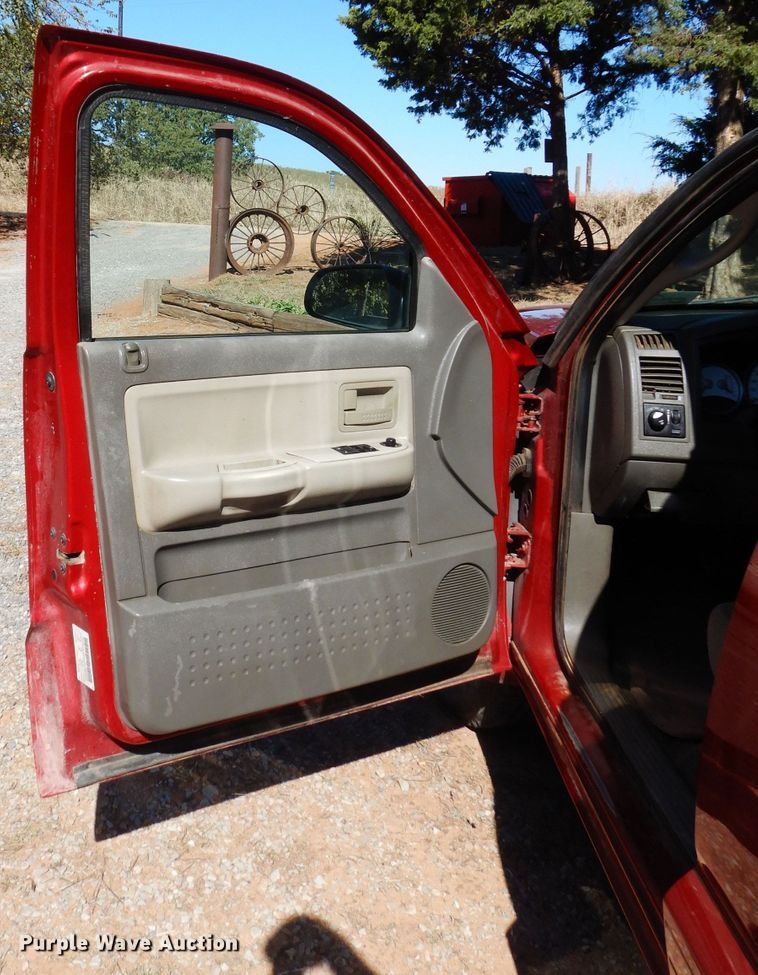 image for item DH3613 2006 Dodge Dakota Club Cab pickup truck