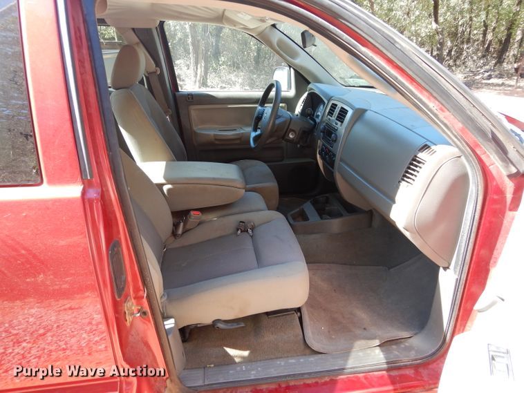image for item DH3613 2006 Dodge Dakota Club Cab pickup truck
