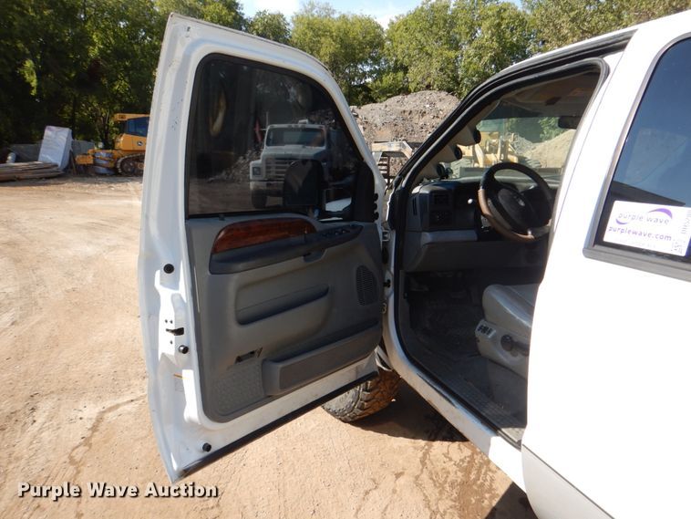 image for item DH5280 2004 Ford F350 Super Duty XLT Crew Cab pickup truck