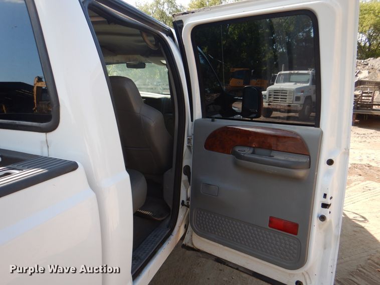 image for item DH5280 2004 Ford F350 Super Duty XLT Crew Cab pickup truck